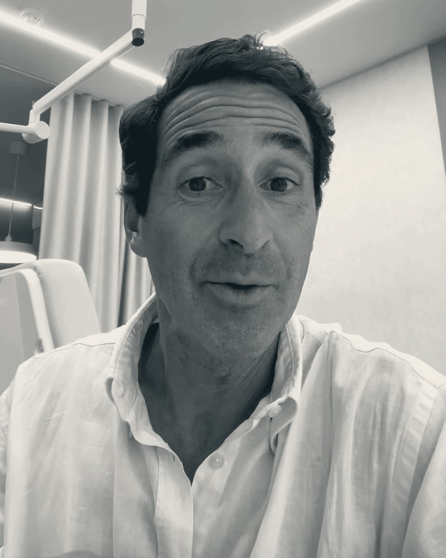 O Dr. David Rasteiro no gabinete da clínica