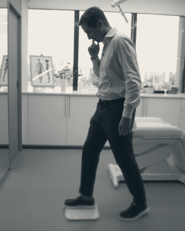 O Dr. David Rasteiro em cima de uma balança, no gabinete